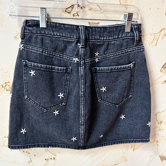 PacSun Black Denim Daisy Embroidered Mini Skirt Size 25 Pockets - Picture 2 of 9